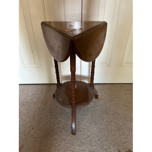 227 - Unusual clover leaf shaped drop leaf side table. 48 cm dia x 60 cm high

This lot is collection only