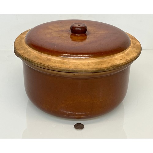 452 - Large stone ware lidded pot, 33 cm x 20 cm high.

This lot is cavailable for in-house shipping.