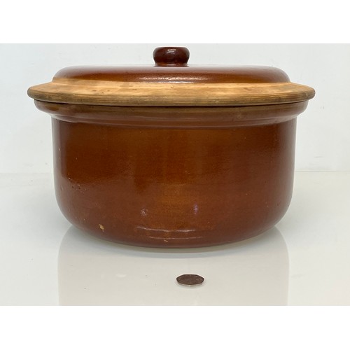 452 - Large stone ware lidded pot, 33 cm x 20 cm high.

This lot is cavailable for in-house shipping.