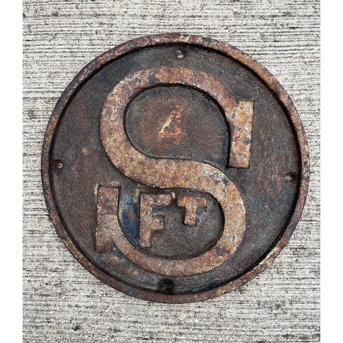 334 - Man Cave, a Cast iron sign, sewer marker indicating 4 feet, 24 cm in diameter.

This lot is availabl... 