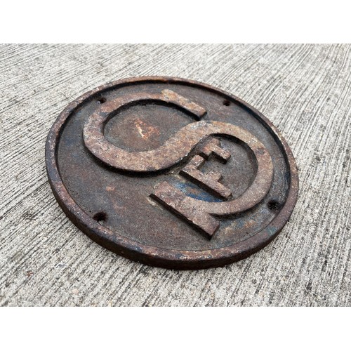 334 - Man Cave, a Cast iron sign, sewer marker indicating 4 feet, 24 cm in diameter.

This lot is availabl... 