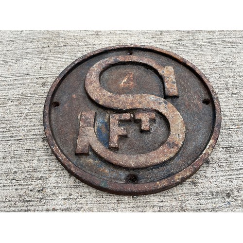 334 - Man Cave, a Cast iron sign, sewer marker indicating 4 feet, 24 cm in diameter.

This lot is availabl... 