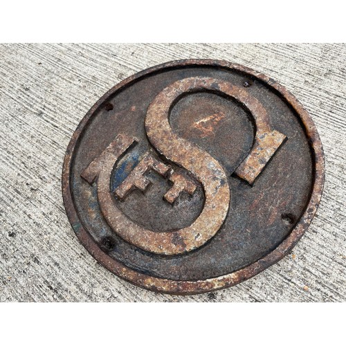 334 - Man Cave, a Cast iron sign, sewer marker indicating 4 feet, 24 cm in diameter.

This lot is availabl... 