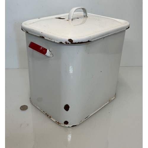 472 - Enamelled bread bin 32 cm x 26 cm x 34 cm high.

This lot is available for in-house shipping