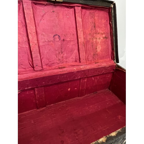 384 - Militaria, large lined canvas and wood officers trunk from WWI.  68 cm x 34 cm x 25 cm high

This lo... 