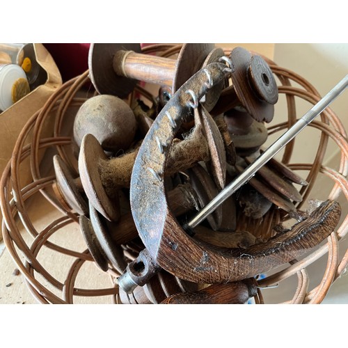 510 - A collection of mixed items, includes wooden reels and buttons.

This lot is available for in-house ... 