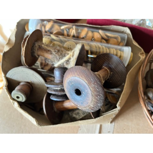 510 - A collection of mixed items, includes wooden reels and buttons.

This lot is available for in-house ... 