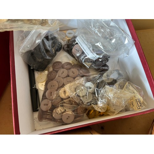 510 - A collection of mixed items, includes wooden reels and buttons.

This lot is available for in-house ... 