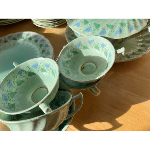 512 - Collection of Royal Doulton Melody pattern dinner wares.

This lot is available for in-house shippin... 