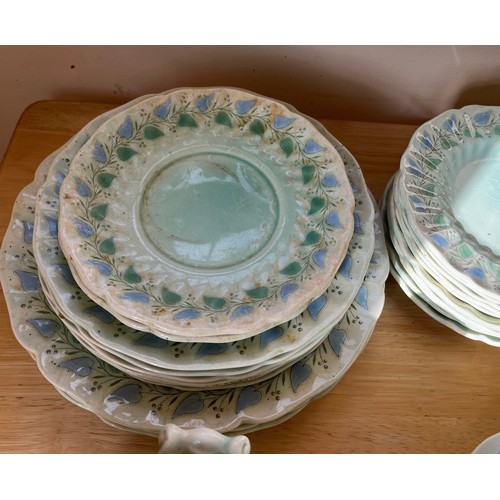 512 - Collection of Royal Doulton Melody pattern dinner wares.

This lot is available for in-house shippin... 