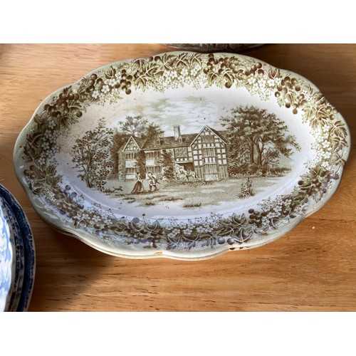 513 - Collection of table wares decorated with architectural illustrations.

This lot is available for in-... 