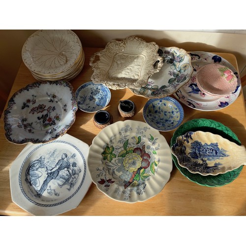 515 - A collection of decorative table wares.

This lot is available for in-house shipping