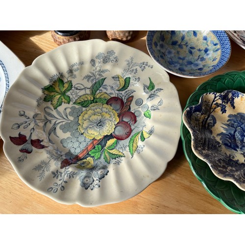 515 - A collection of decorative table wares.

This lot is available for in-house shipping