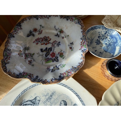 515 - A collection of decorative table wares.

This lot is available for in-house shipping