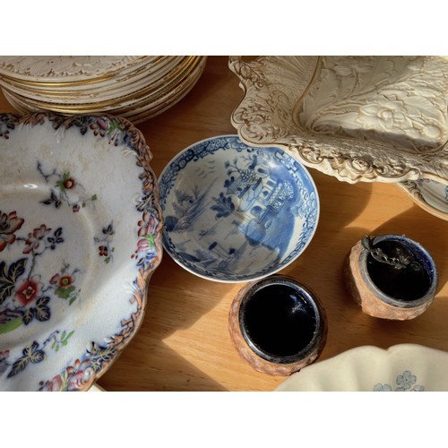 515 - A collection of decorative table wares.

This lot is available for in-house shipping