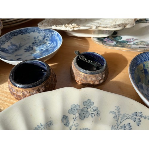 515 - A collection of decorative table wares.

This lot is available for in-house shipping