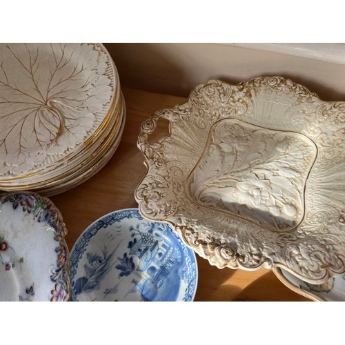 515 - A collection of decorative table wares.

This lot is available for in-house shipping