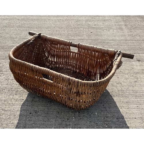 343 - Large agricultural harvesting wicker panier, make a great log basket, 72 cm x 50 cm x 30 cm deep.

T... 