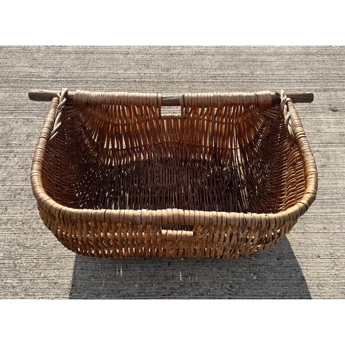 343 - Large agricultural harvesting wicker panier, make a great log basket, 72 cm x 50 cm x 30 cm deep.

T... 