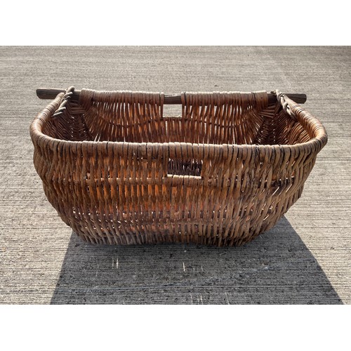 343 - Large agricultural harvesting wicker panier, make a great log basket, 72 cm x 50 cm x 30 cm deep.

T... 