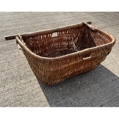 343 - Large agricultural harvesting wicker panier, make a great log basket, 72 cm x 50 cm x 30 cm deep.

T... 