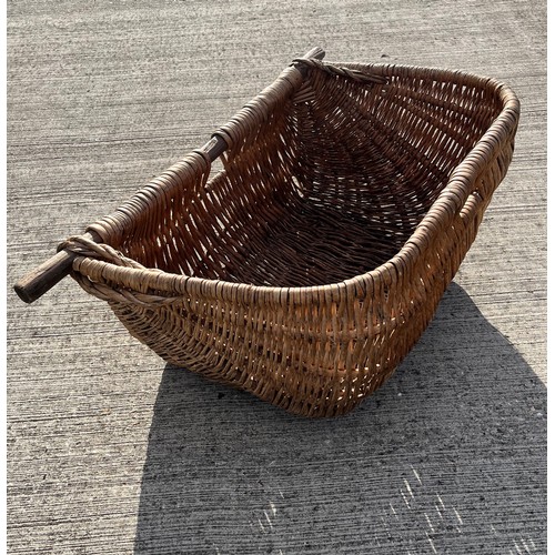 343 - Large agricultural harvesting wicker panier, make a great log basket, 72 cm x 50 cm x 30 cm deep.

T... 