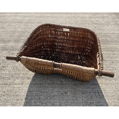 343 - Large agricultural harvesting wicker panier, make a great log basket, 72 cm x 50 cm x 30 cm deep.

T... 