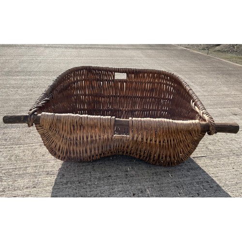 343 - Large agricultural harvesting wicker panier, make a great log basket, 72 cm x 50 cm x 30 cm deep.

T... 