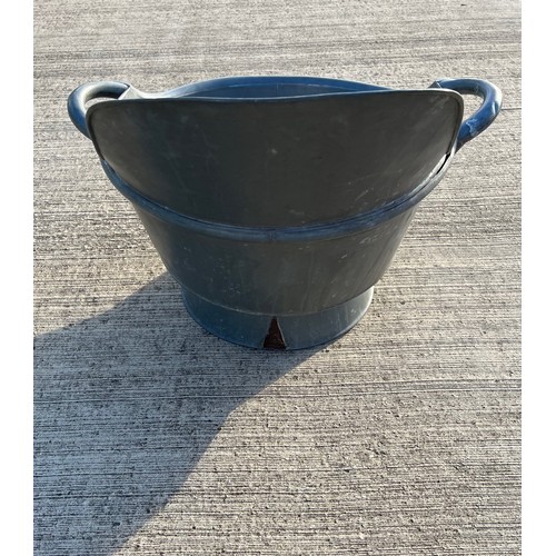 345 - An unusual Galvanised tin bath, great for the Christmas tree container or for summer planting. 57 cm... 