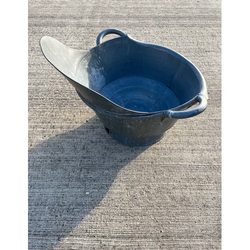 345 - An unusual Galvanised tin bath, great for the Christmas tree container or for summer planting. 57 cm... 