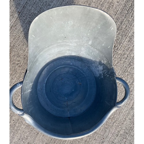 345 - An unusual Galvanised tin bath, great for the Christmas tree container or for summer planting. 57 cm... 