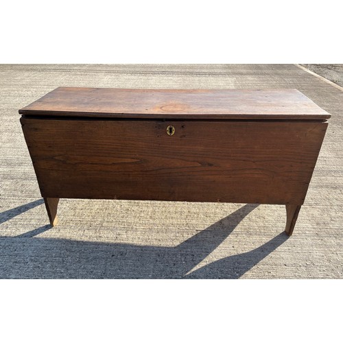 347 - Antique furniture, a six plank coffer with internal candle box, 112 cm x 41 cm x 55 cm high.

This l... 