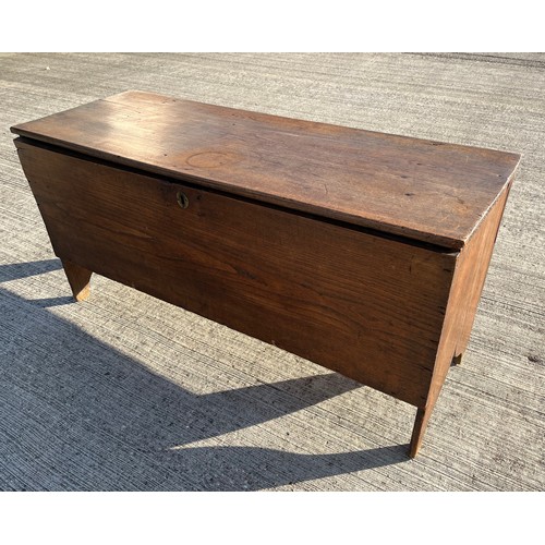 347 - Antique furniture, a six plank coffer with internal candle box, 112 cm x 41 cm x 55 cm high.

This l... 