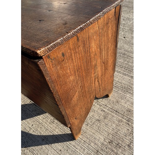 347 - Antique furniture, a six plank coffer with internal candle box, 112 cm x 41 cm x 55 cm high.

This l... 