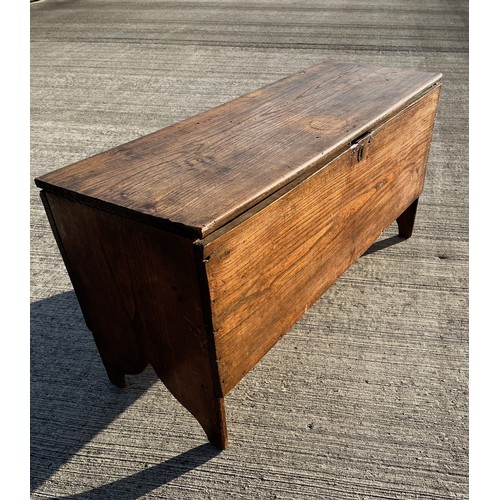 347 - Antique furniture, a six plank coffer with internal candle box, 112 cm x 41 cm x 55 cm high.

This l... 