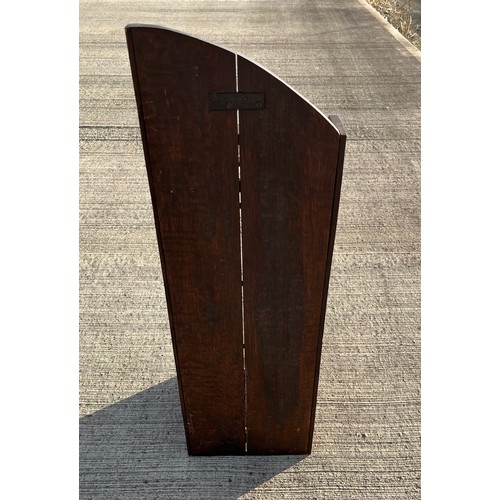 356 - C20th furniture, an arts and crafts stick stand in oak, designed to recess into a corner, 42 cm wide... 