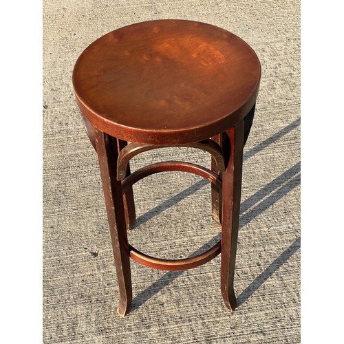 359 - Thonet style bentwood stool or stand, nice burr veneer to the top, 36 cm in diameter 75.5 cm tall.

... 