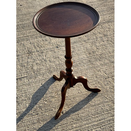 361 - Mahogany wine table, 30 cm diameter top 57 cm tall.

This lot is collection only