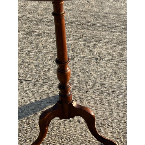 361 - Mahogany wine table, 30 cm diameter top 57 cm tall.

This lot is collection only