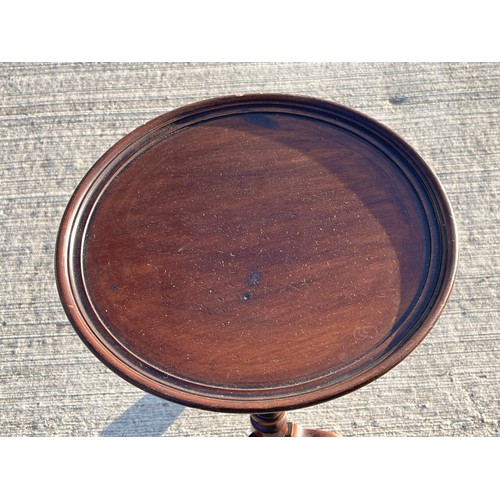 361 - Mahogany wine table, 30 cm diameter top 57 cm tall.

This lot is collection only