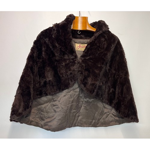 377 - Ladies fur coat shawl.

This lot is available for in-house shipping