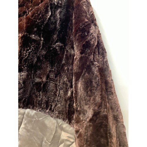 377 - Ladies fur coat shawl.

This lot is available for in-house shipping