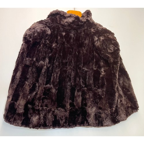 377 - Ladies fur coat shawl.

This lot is available for in-house shipping