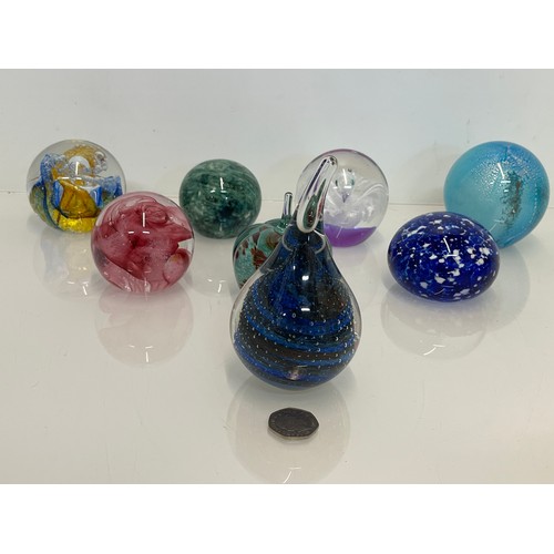 389 - A collection of 8 glass paper weights, Selkirk Glass etc.


This lot is available for in-house shipp... 