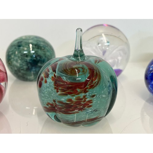 389 - A collection of 8 glass paper weights, Selkirk Glass etc.


This lot is available for in-house shipp... 