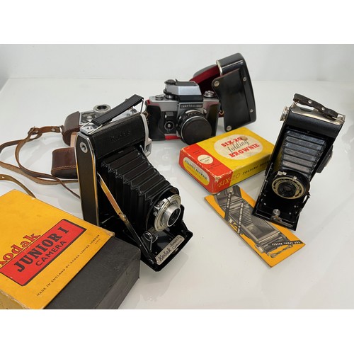 47 - Vintage photographic equipment, 2 boxed Kodak and other camera’s.


This lot is available for in-hou... 