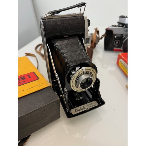 47 - Vintage photographic equipment, 2 boxed Kodak and other camera’s.


This lot is available for in-hou... 