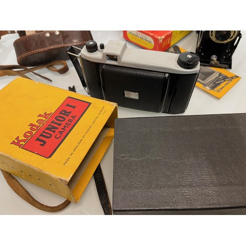 47 - Vintage photographic equipment, 2 boxed Kodak and other camera’s.


This lot is available for in-hou... 