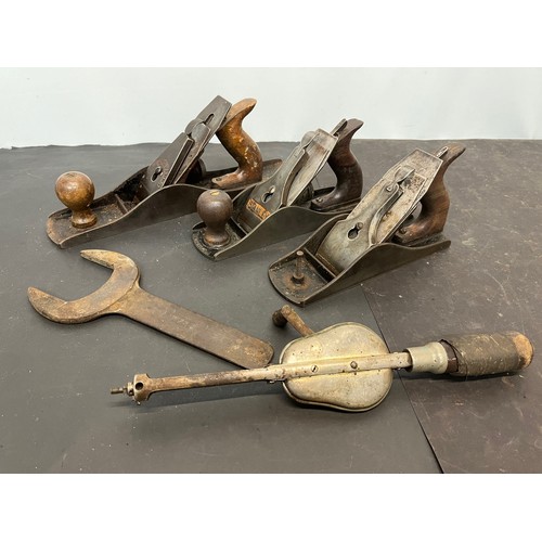 59 - Tools, three wood working planes, Millers Falls etc, from a large collection of carpentry and other ... 