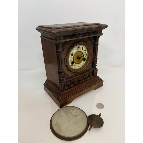 100 - Oak cased mantle clock.

This lot is available for in-house shipping